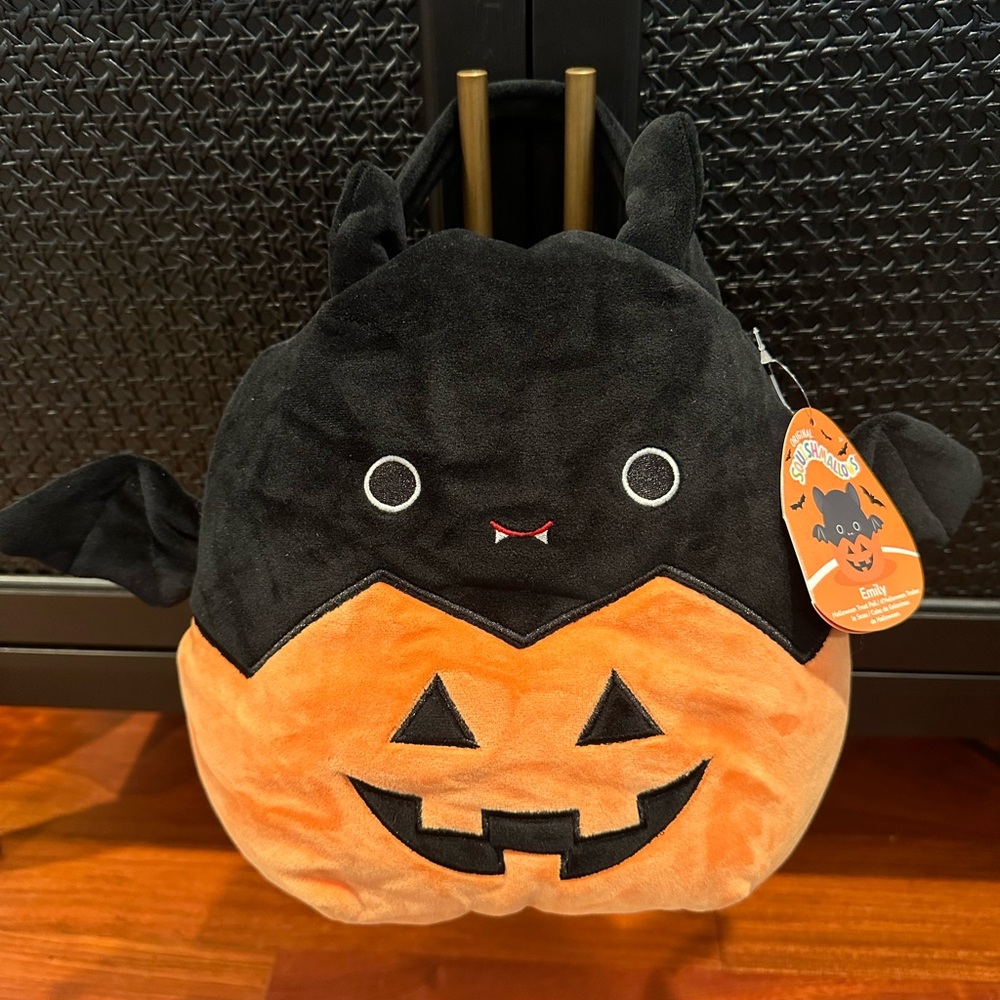 NWT set of two Squishmallows totes. Emily the bat and Bella the spider.